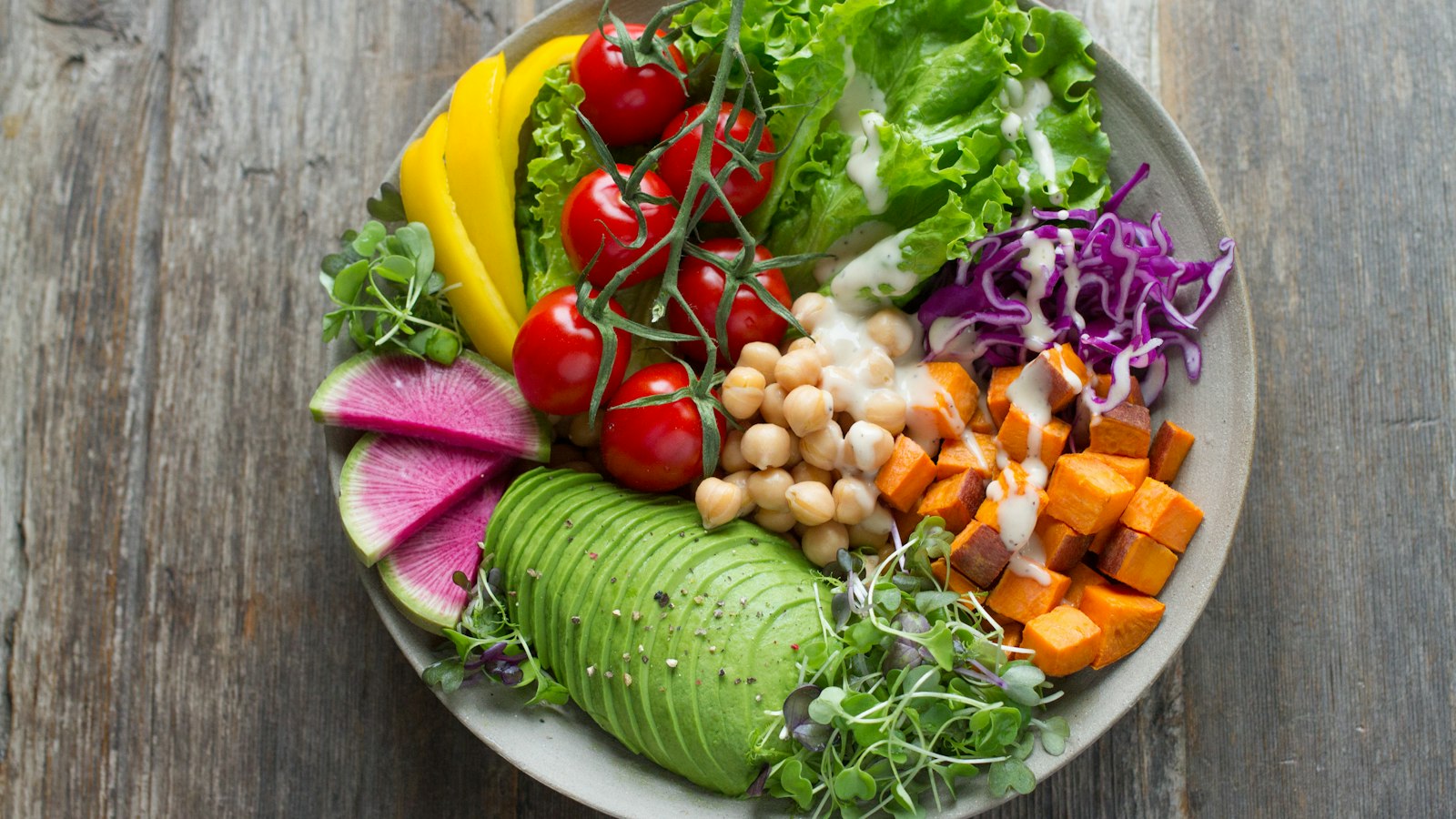 Bowl colorido com legumes, grão e abacate