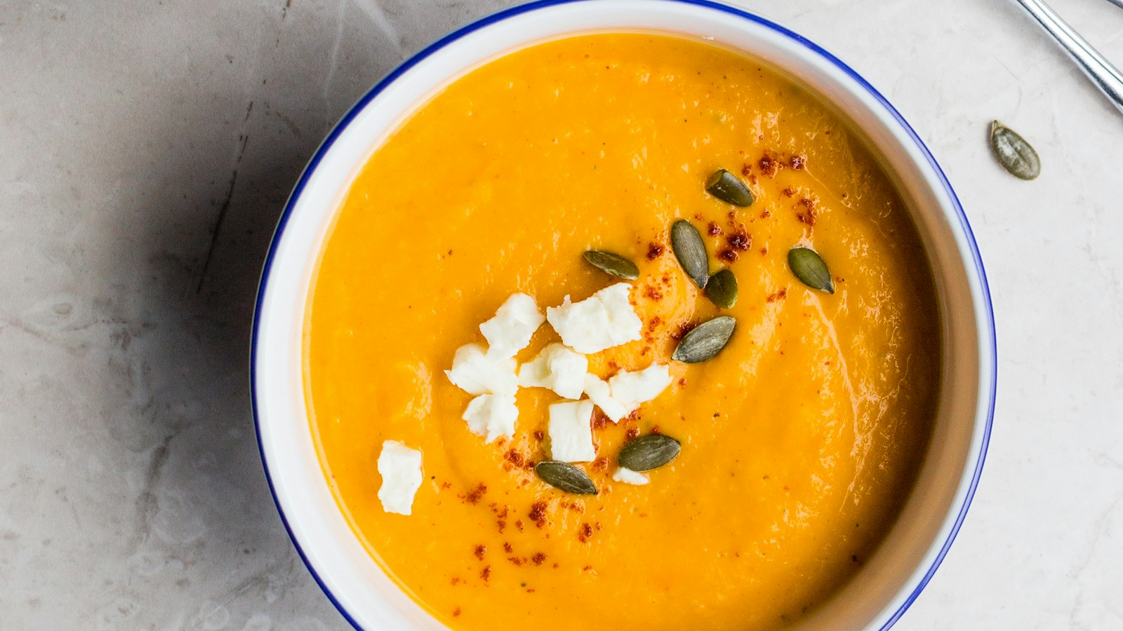 Sopa de abóbora com sementes